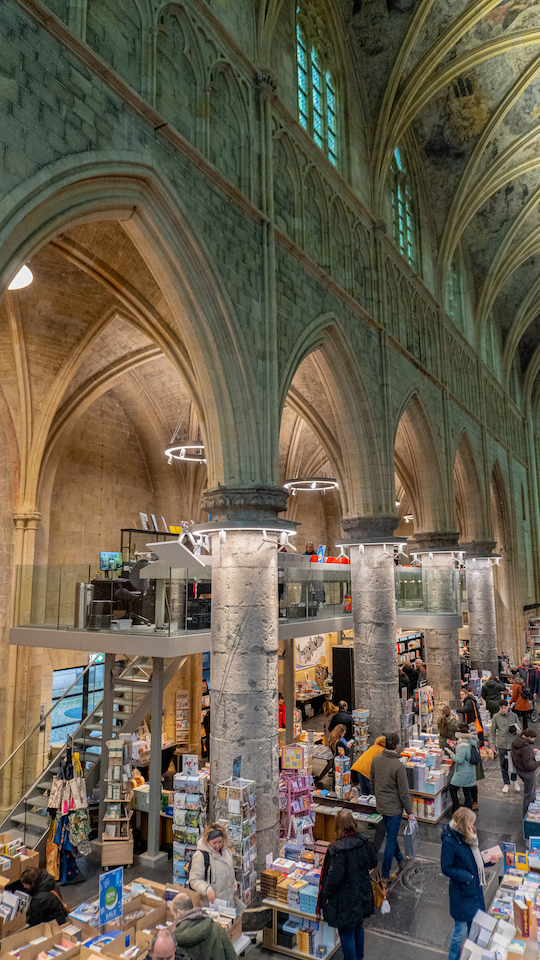 Innenansicht des Buchhandels Dominicanen Maastricht