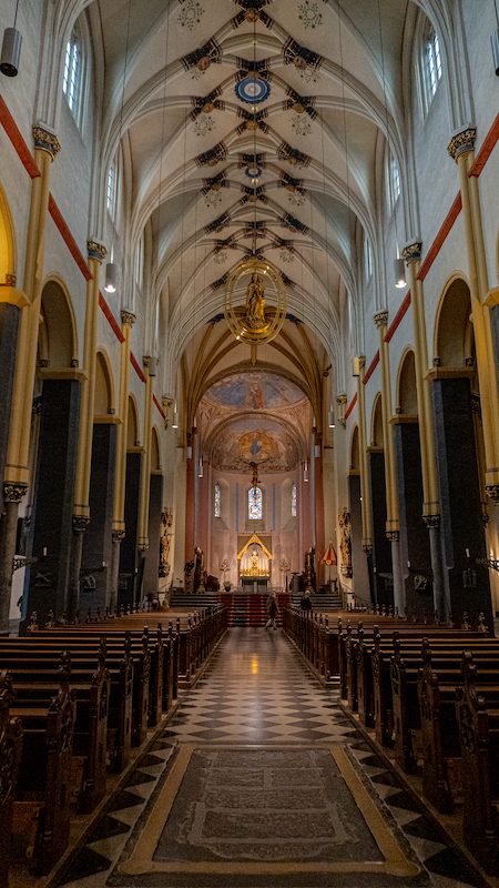 Innenansicht der Servatiusbasilika Maastricht