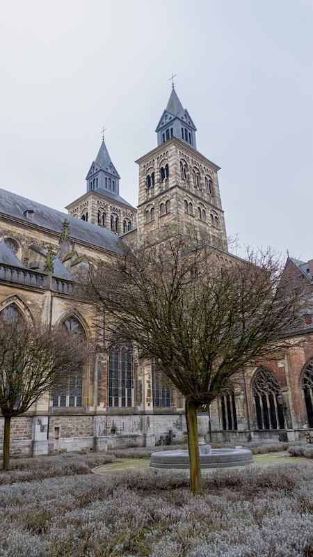 Blick auf die Servatiusbasilika Maastricht
