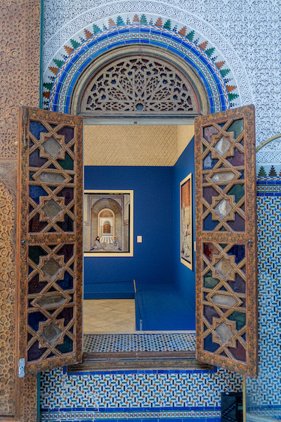 Ein verziertes Fenster im Dar el Bacha