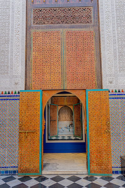 Eine verzierte große Holztür im Dar el Bacha