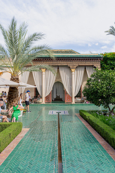 Blick auf den Palast im Jardin Secret