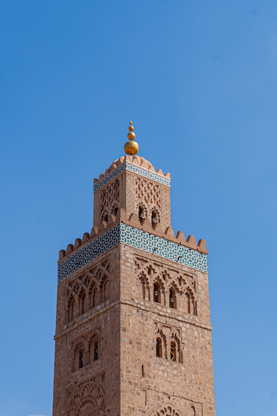 Blick auf den oberen Teil des Minaretts der Koutoubia Moschee