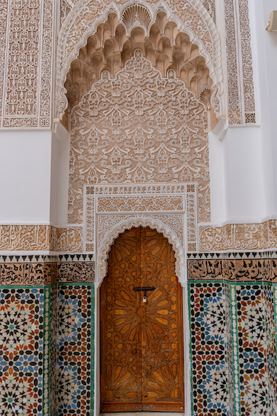 Verzierte Tür in der Medersa Ben Youssef