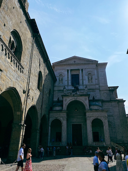 Die Kathedrale von Bergamo am Tag