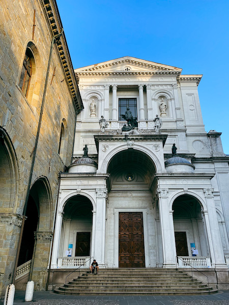 Die Kathedrale von Bergamo am Abend