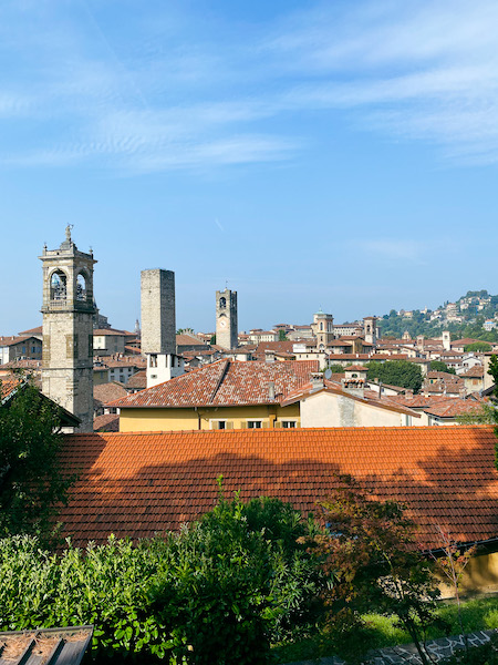 Blick auf die Città Alta vom Rocca di Bergamo