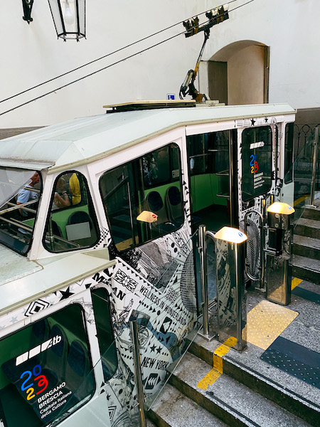 Die Seilbahn zwischen der Oberstadt und Unterstadt von Bergamo