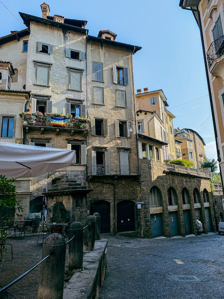 Der Piazza Mercato delle Scarpe in Bergamo