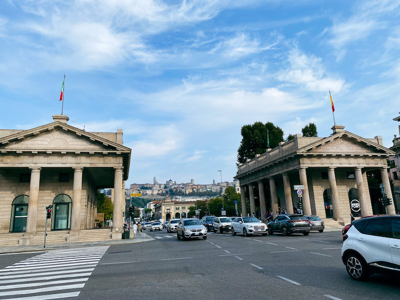 Blick durch die Porta Nuova auf die Oberstadt von Bergamo