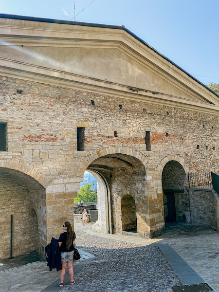 Blick auf die Porta San Giacomo aus der Oberstadt