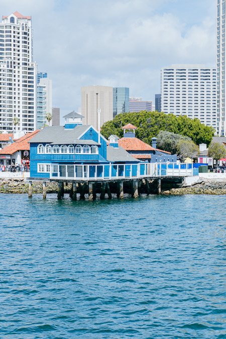 Blick auf Seaport Village aus der Bucht