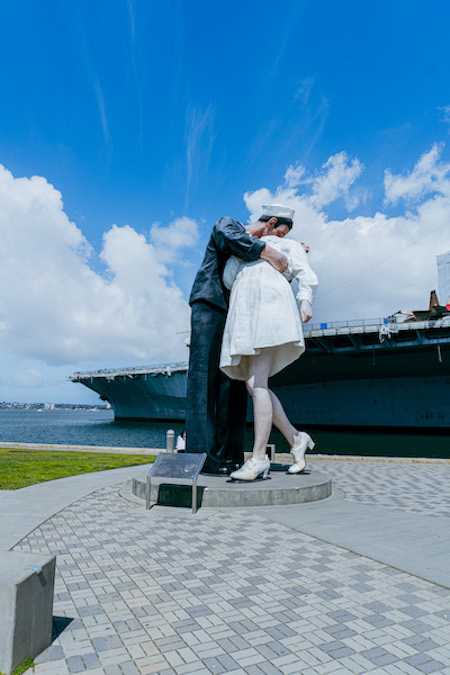 Skulptur vor der USS Midway
