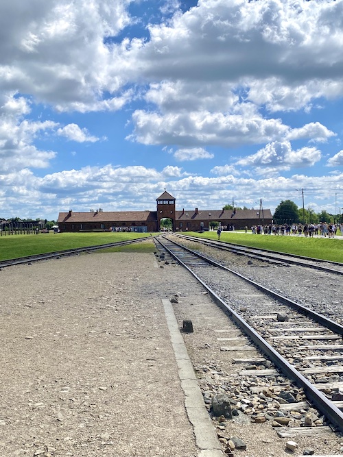 Blick auf den Eingang von Auschwitz-Birkenau