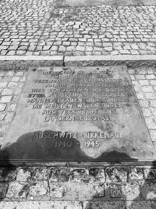 Deutsche Gedenktafel in Auschwitz Birkenau