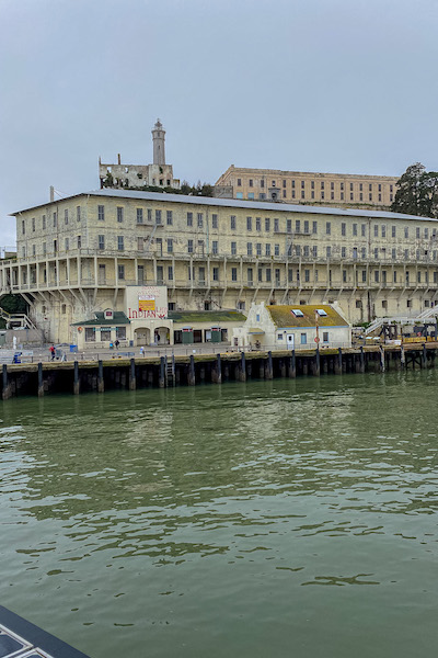 Blick auf Alcatraz von der Fähre