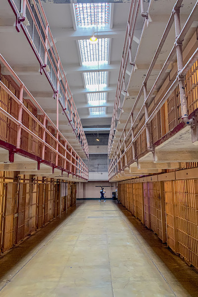 Zellengang im ehemaligen Gefängnis Alcatraz