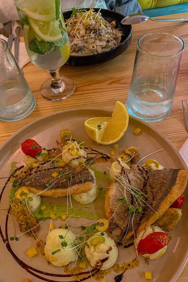 Essen im Restaurant Butterfly Space