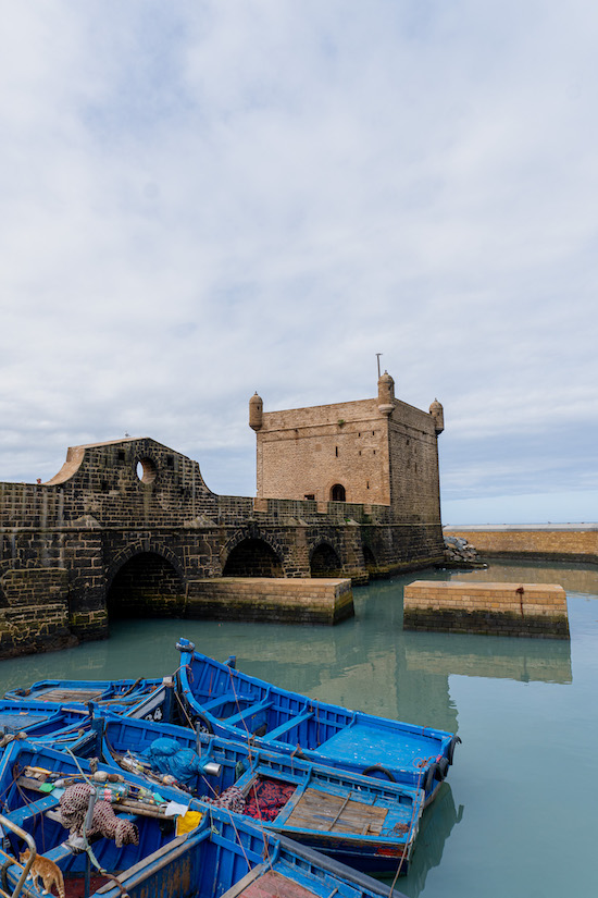 Blaue Boote am Hafen von Essaouira