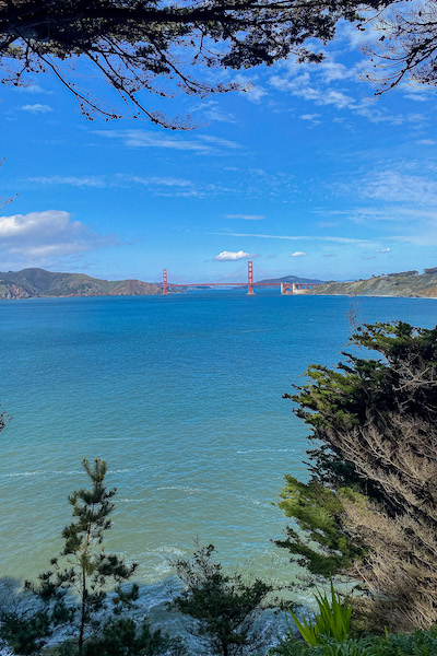 Blick auf die Golden Gate Bridge vom Lands End Trail