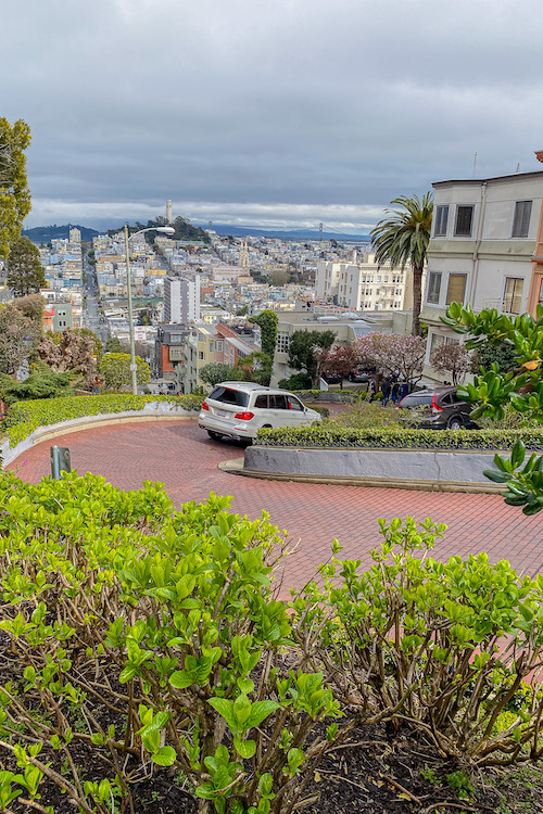 Blick von oben auf die Lombard Street