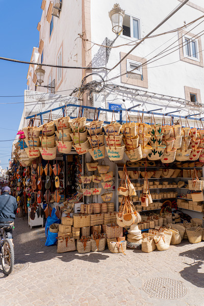 Stand mit Taschen auf dem Souk in Essaouira