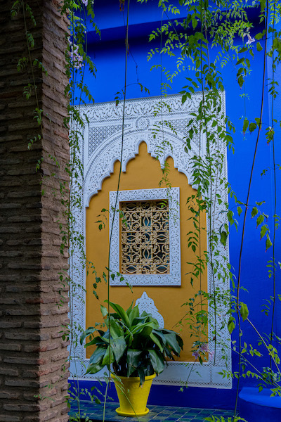 Fenster im Jardin Majorelle in Marrakesch