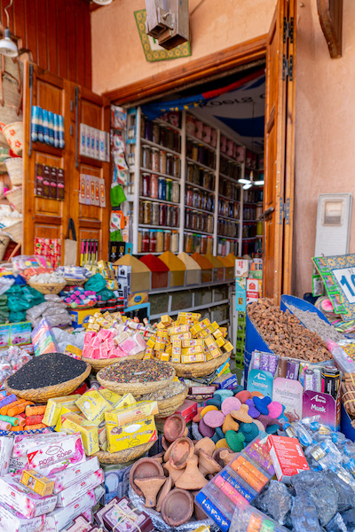 Vielfältige Produkte auf dem Souk in Marrakesch