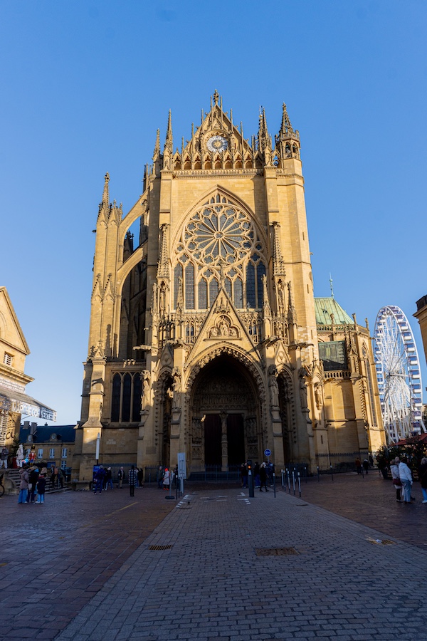 Frontalblick auf die Kathedrale von Metz