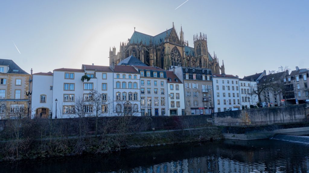Blick auf die Kathedrale von Metz von der Mosel