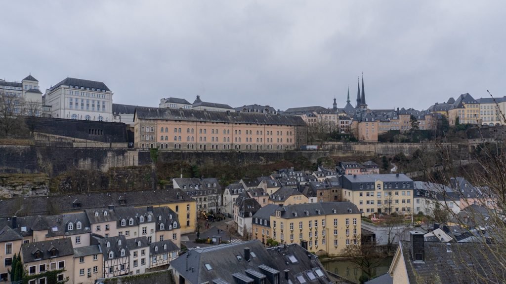 Blick auf die Altstadt von Luxemburg-Stadt aus dem Stadtteil Grund