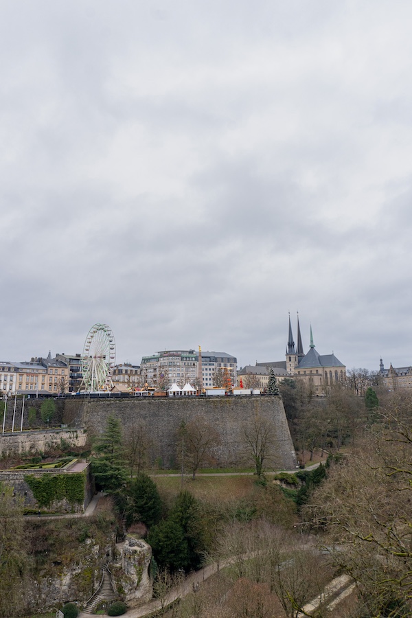 Blick von der Adolphe-Brücke auf die Altstadt von Luxemburg mit der Kathedrale