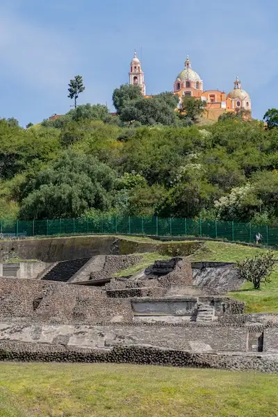 Blick auf die Pyramide von Cholula mit dem Santuario Nuestra Señora de los Remedios