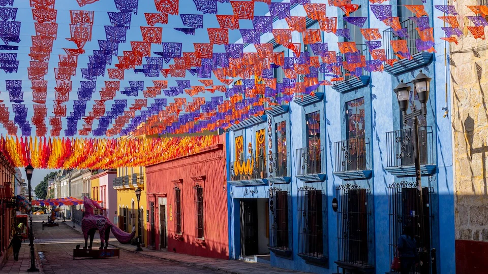 Buntes Straßenbild in Oaxaca de Juarez