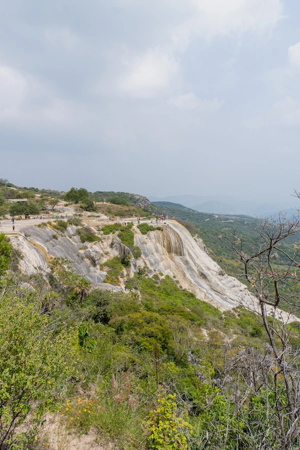 Blick auf die Wasserfälle in Hierve el Agua