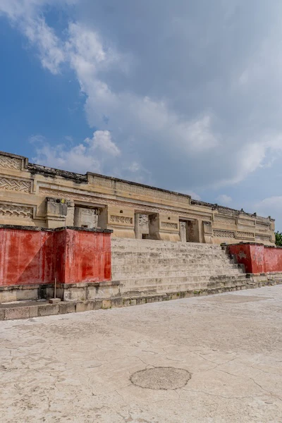 Altes Gebäude mit Treppe in Mitla