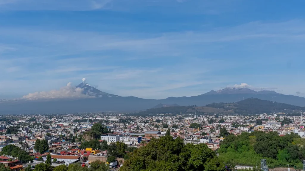 Blick auf die Vulkane Iztaccíhuatl und Popocatépetl von Cholula