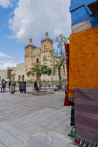 Teppichhandel vor dem Templo Santo Domingo de Guzman
